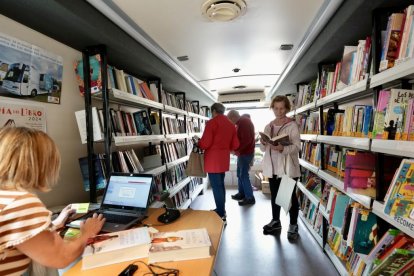 Los vecinos mayores de rueda suben al bibliobús en busca de sus libros y autores favoritos