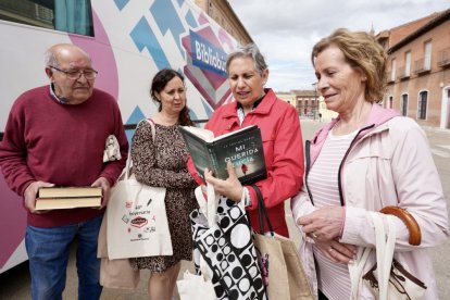 Los vecinos mayores de rueda suben al bibliobús en busca de sus libros y autores favoritos