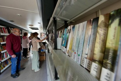 Los vecinos mayores de rueda suben al bibliobús en busca de sus libros y autores favoritos