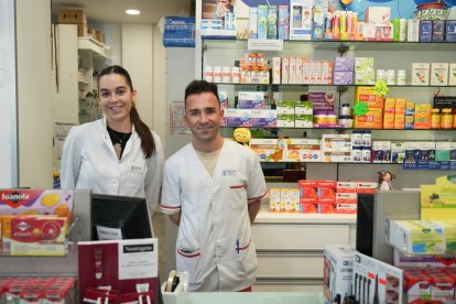 Andrea Marrón con Francisco Crespo forman parte del equipo de la farmacia Isabel Ruiz, en la esquina con Doce de Octubre.