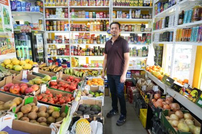 Kamal BM, trabajador de la tienda Adiva Alimentación, en el número 69