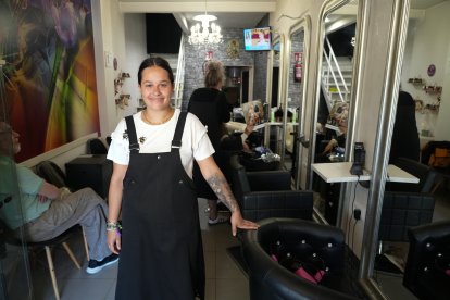 Naiara Marinero, trabajadora de la peluquería Por Los Pelos, en el número 69