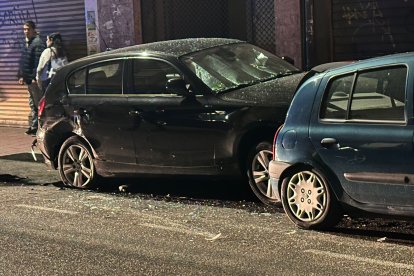 Estado en el que quedaron algunos de los coches aparcados y que fueron impactados por el conductor ebrio.
