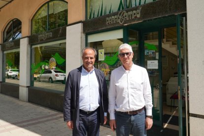 Pedro López con Luis Ángel Durante, equipo de la tienda de productos fotosanitarios, abono y semillas Paralcampo, en la esquina con camino del Cementerio
