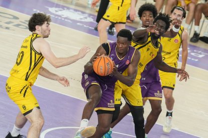 Taiwo en una acción del partido ante Llíria.