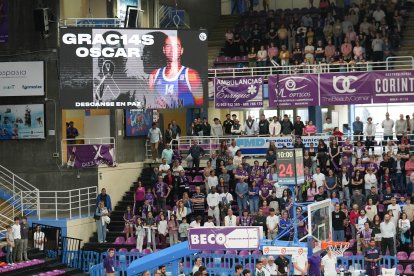 Prolegómenos del partido con el minuto de silencio en memoria de Oscar Schmidt y Moncho Monsalve, recientemente fallecidos.