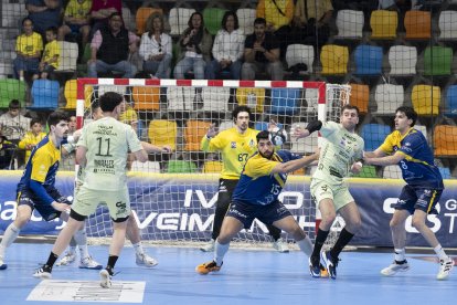 Una acción del BM Caserío-Recoletas disputado en el Quijote Arena.