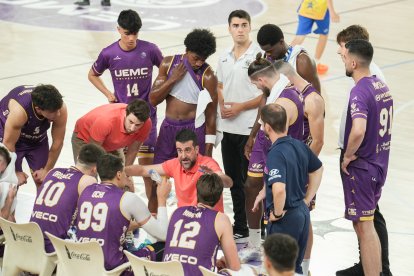 David Barrio da instrucciones a sus jugadores en un tiempo muerto.
