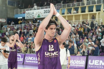 El canterano Pablo Martín, emocionado, pide perdón a la afición.