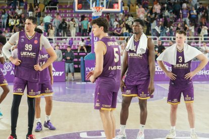 El UEMC Baloncesto Valladolid se despide de la afición tras quedar eliminado.