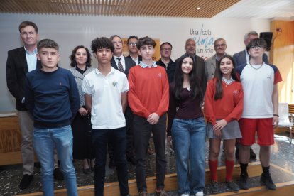 Foto de familia de los ganadores junto0 al jurado.