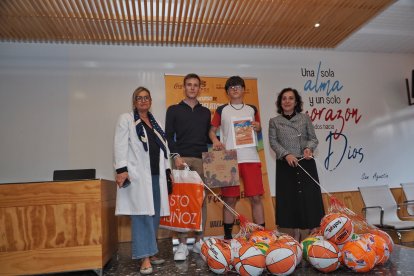Iñigo del Amo Cabero recibe el segundo premio.