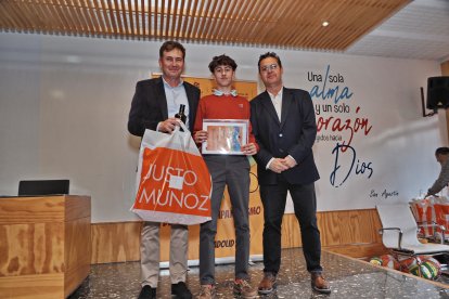 Hugo Castro Soriano, alumno del San Agustín, accesit, junto al director del colegio San Agustín y el presidente de la APDV Lolo Velasco.