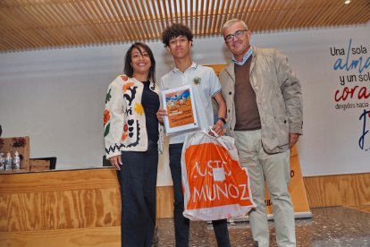 Fernando Sebastián Linares Tavárez, alumno del Colegio Apostolado, accesit junto a Paco García.