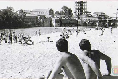 Bañistas en la playa de Las Moreras con La Perla y el Duque de Lerma de fondo en los años 70.