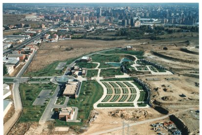 Panorámica del cementerio de Las Contiendas con la avenida de Gijón arriba a la izquierda.