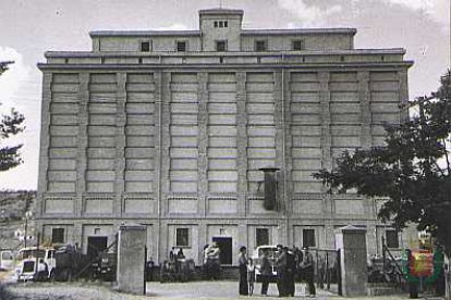Trabajadores en el silo de la avenida de Gijón de Valladolid.