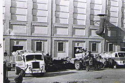 Trabajadores en el silo de la avenida de Gijón de Valladolid.