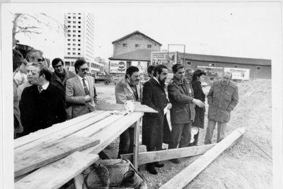 Visita de la corporación municipal a las obras de la plaza de San Bartolomé en La Victoria en 1985.