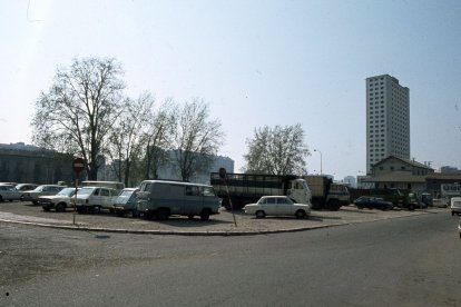 Vista a la plaza con aparcamientos en el centro y con el Duque de Lerma de fondo en los años 80.