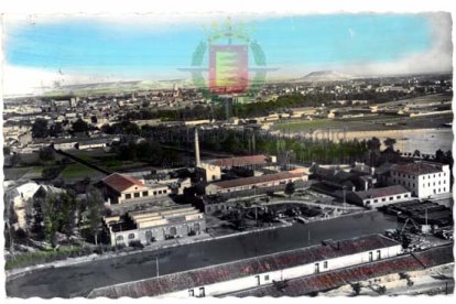 Vista de Valladolid desde la cuesta de la Maruquesa con el Canal de Castilla en primer término en 1957.