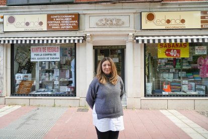 Ana Belén Lorenzo, trabajadora de la tienda de decoración y confección Redondo, en el número 8.