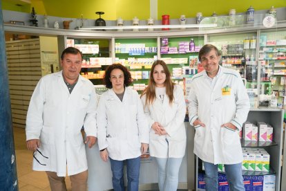 Juan, Ana, Naomi y Pedro, equipo de la farmacia Juan Cano Borrego, en el número 16.