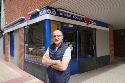 Óscar Muñoz, dueño de la tienda de recambios Pomauto, en la esquina con la calle Europa.