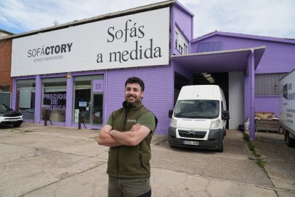 Rodrigo López, trabajador de la tienda y fábrica de sofás Sofáctory, en el número 82.
