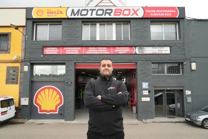 Jaime López, dueño del taller y venta de coches Motorbox, en el número 103.
