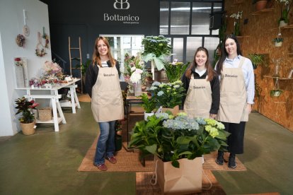 Noelia, Raquel y Marta son el equipo de la floristería Bottanico, en el número 77.