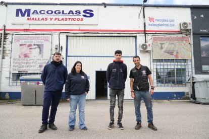 Carlos, Silvia, Hugo y Mario, equipo de la distribuidora de mallas y plásticos Macoglass, en el número 73.