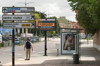 Una de las paradas de autobús de la Avenida de Gijón de Valladolid.