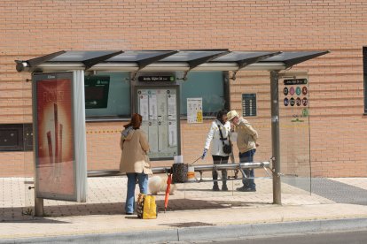 Otra de las paradas de autobús de la Avenida de Gijón de Valladolid.
