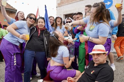 La Peña Los Torreznos invita a disfrutar y reencontrarse durante el Pregón que inicia las fiestas de San Juan en Arroyo.