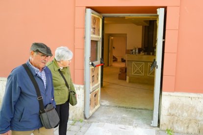 Dos personas pasan por delante del antiguo Marqués de la Ensenada de Valladolid.