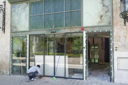 Un operario remata parte de la cristalera del antiguo Marqués de la Ensenada de Valladolid.