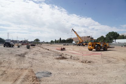 Obras del nuevo aparcamiento para vehículos pesados en la calle Topacio.