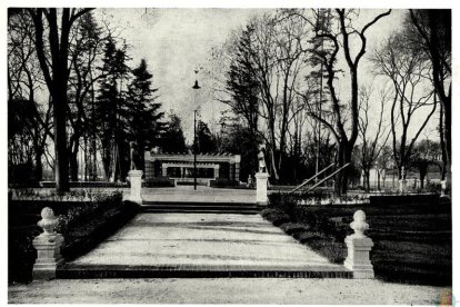 Parque infantil de Poniente con las estatuas de Pipo y Pipa en los años 30