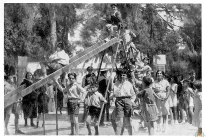 Un tobogán del parque infantil de la plaza Poniente en los años 30