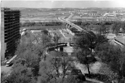 Vista aérea de los jardines de la plaza Poniente de los años 70