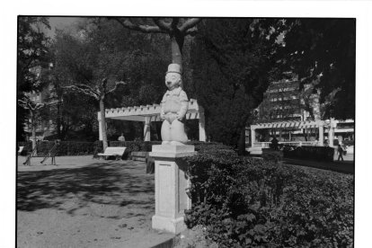 Vista del parque de la plaza del Poniente en los años 70