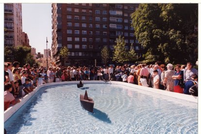 Grupo escultórico 'Homenaje a Jorge Guillén y la infancia', obra de Luis Santiago, en la plaza Poniente en 1998