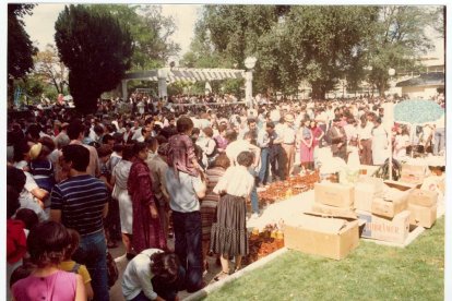 Inauguración de la III Feria de Cerámica Popular de Castilla y León en plaza Poniente en el año 1981