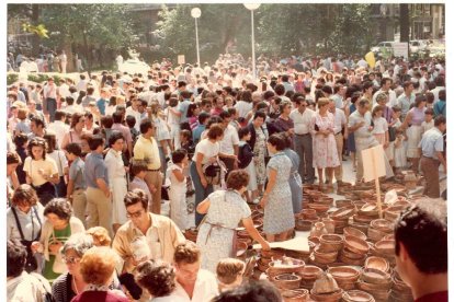 Inauguración de la III Feria de Cerámica Popular de Castilla y León en plaza Poniente en el año 1981