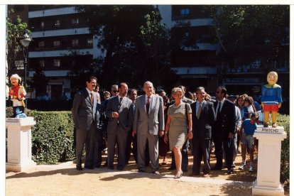 Inauguración de la remodelación de la plaza Poniente en 1998, con el alcalde León de la Riva
