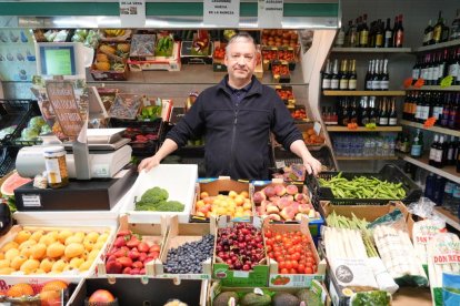 Roberto Pérez es el dueño de la tienda Alimentación Poniente, en el número 6