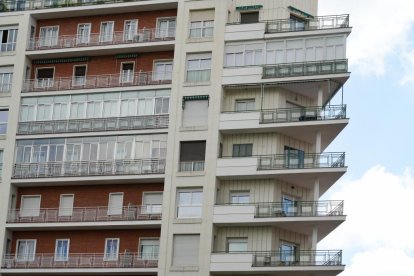 Edificios en la plaza Poniente en la actualidad