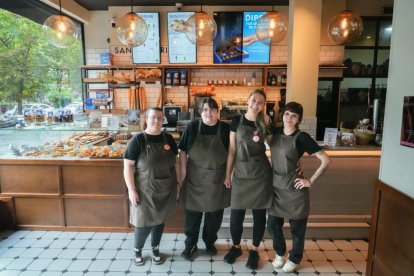 Melissa, Paula, Paola y Nerea son el equipo de la cafetería Santa Gloria, en el número 3