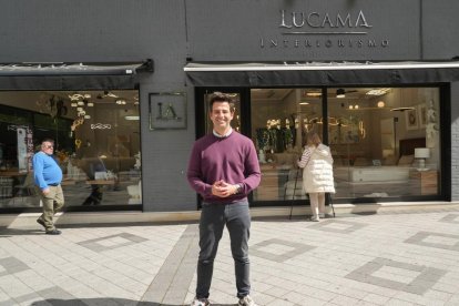Eduardo Serrano es el dueño de las tiendas de interiorismo Lucama, en la esquina con la calle Jorge Guillén